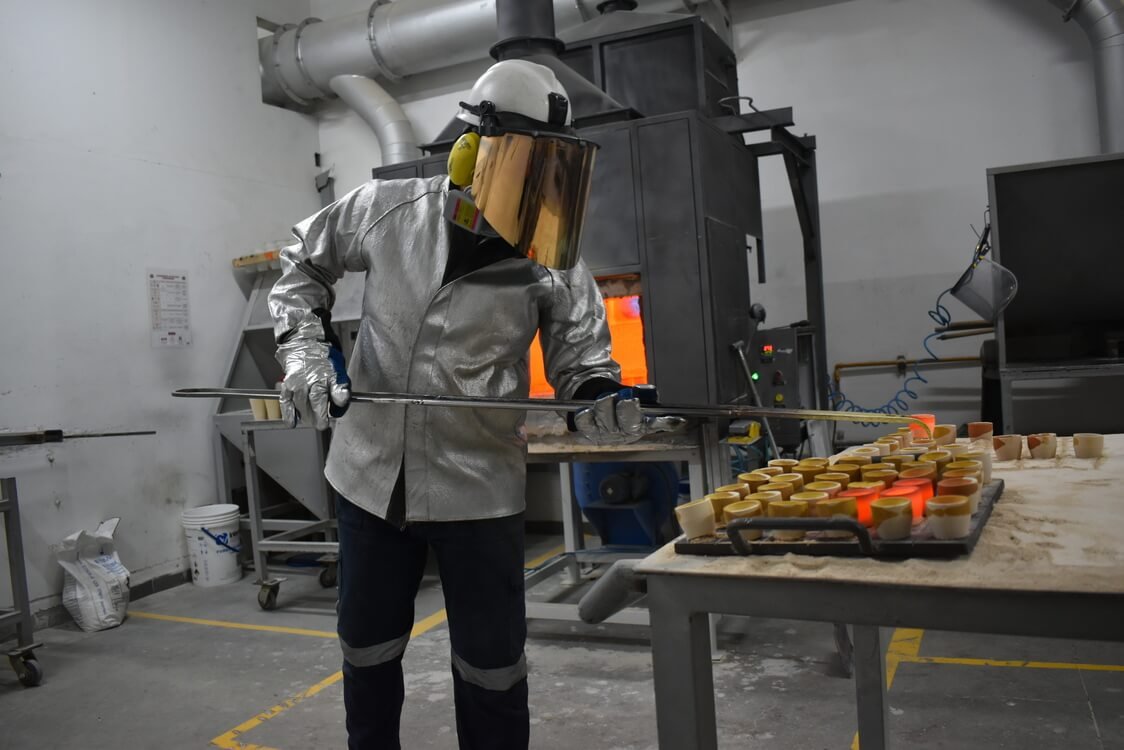 Colaborador de AntioquiaGold realizando labores de laboratorio