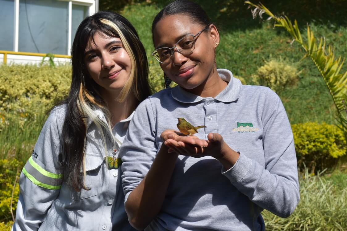 Colaboradoras de AntioquiaGold durante una actividad de protección de fauna