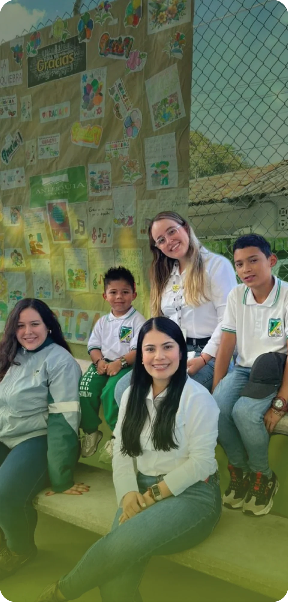 Equipo de Gestión Social compartiendo con estudiantes de la comunidad