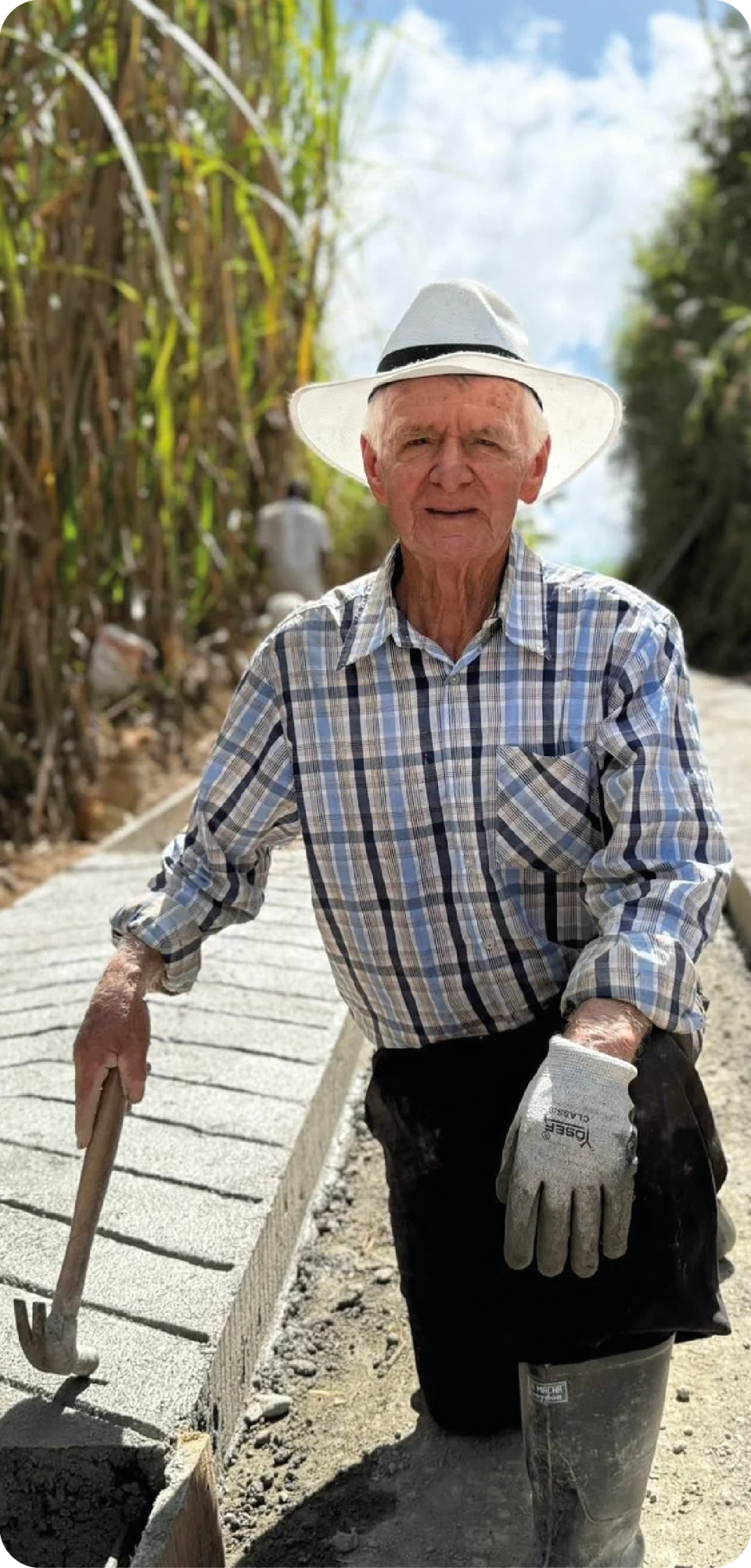 Habitante participando en una obra de mejoramiento vial
